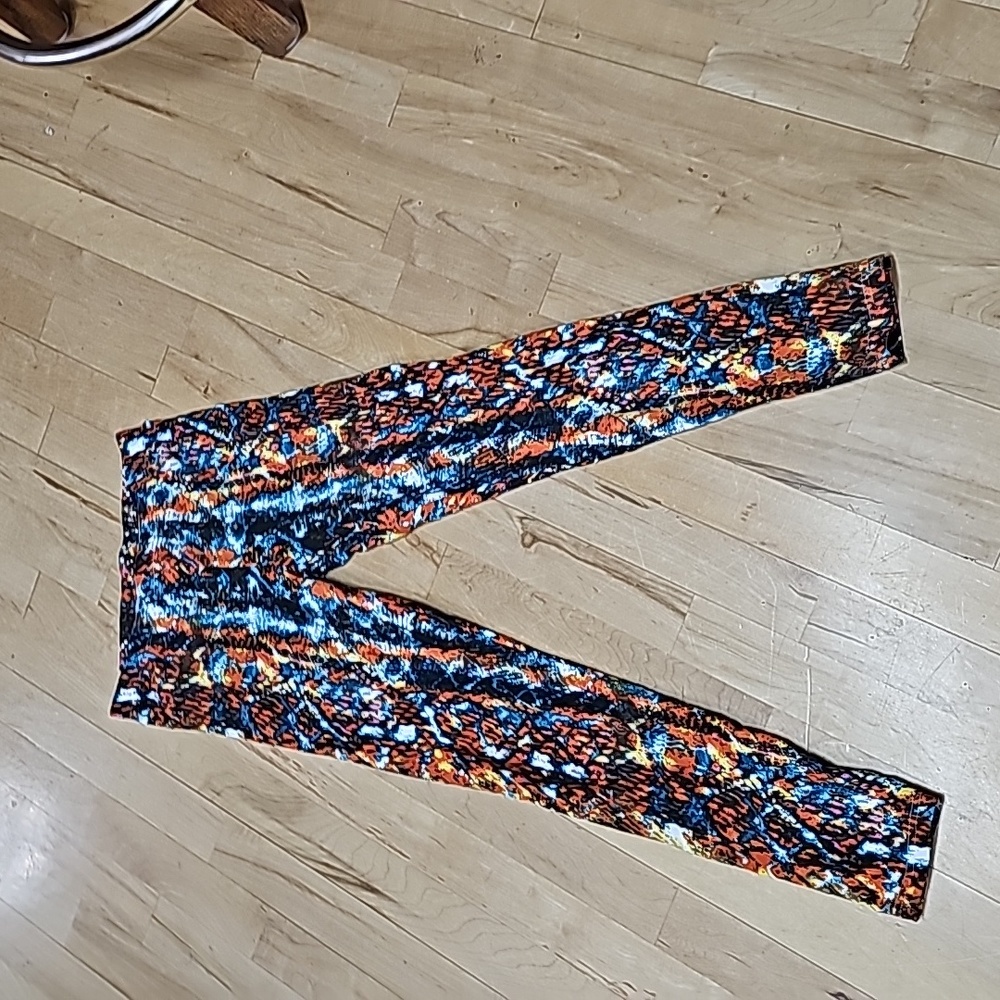 RUE 21 LEGGINS SZ SMALL!  ABSOLUTELY GORGEOUS WITH DEEP Brilliant COLORS.